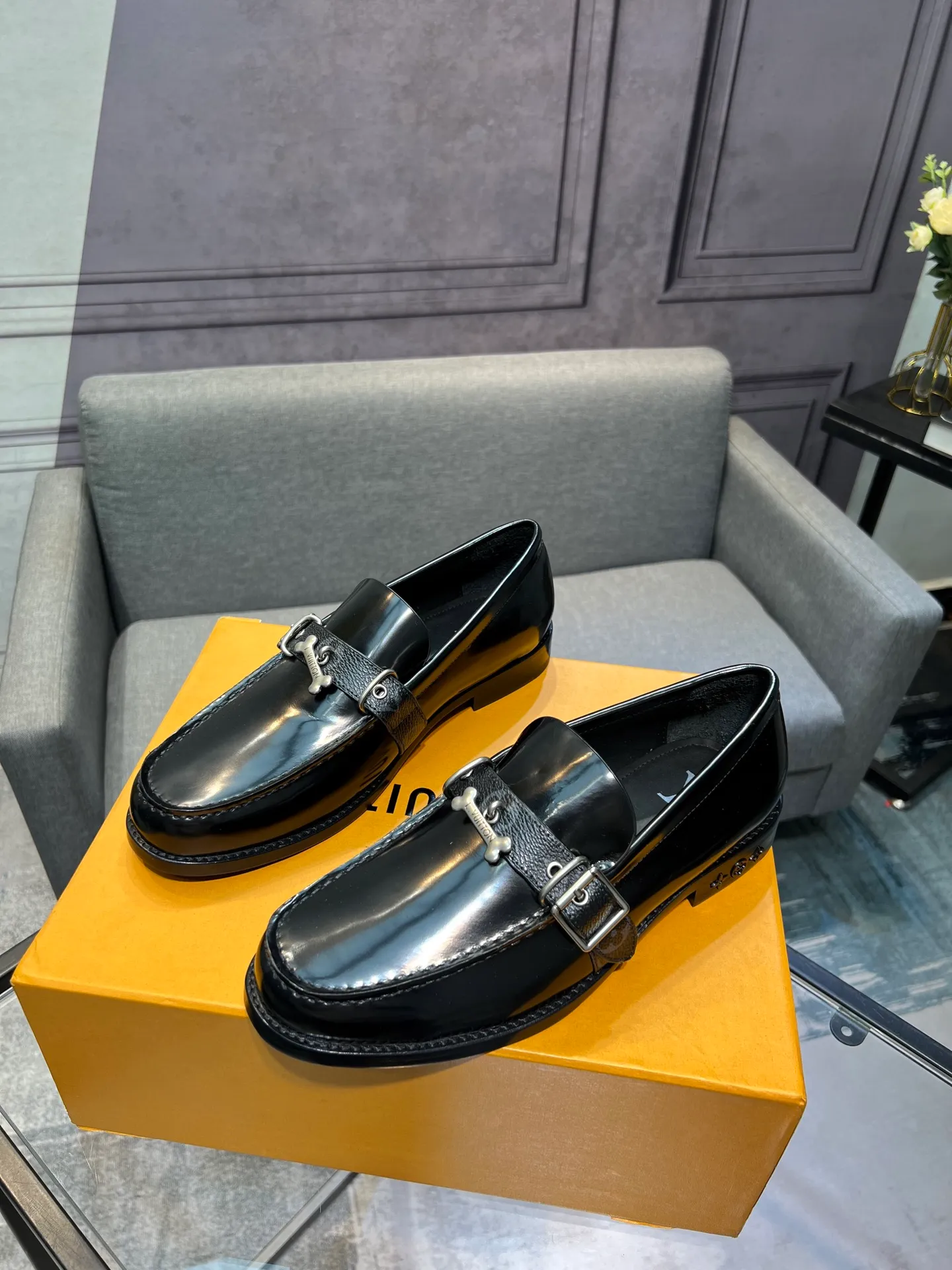 Men's shoes 💰960 LV top luxury brand, high-quality men's business formal leather shoes, imported genuine leather soles! Customized imported leather, the first layer of open-edge beaded lacquered cowhide, the texture is incomparable, the imported cowhide lining, high-end high-end shoes, don't miss it! size:39-44 (Male 38 45 46 customized)